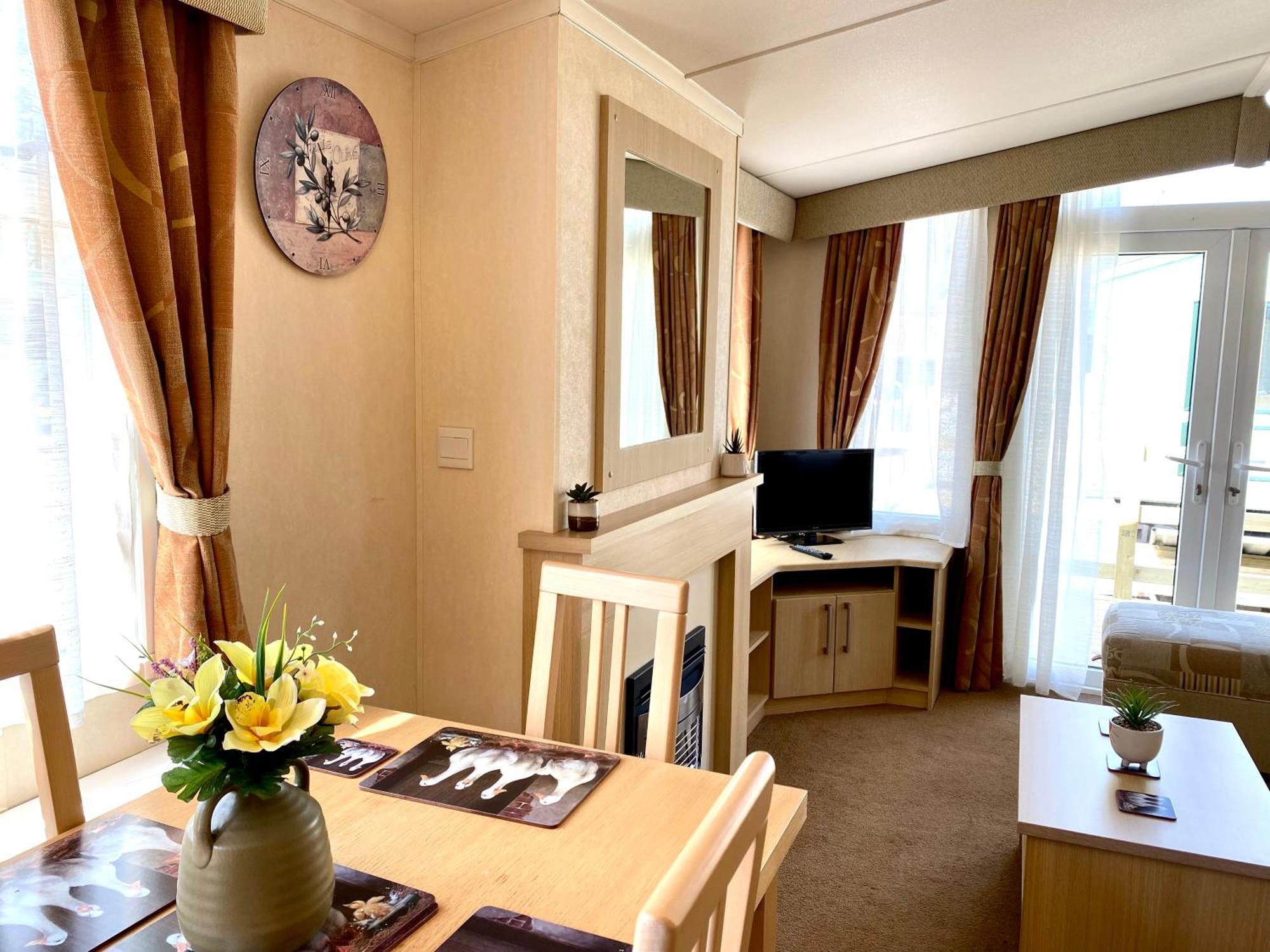 Elletson Park Wood Fired Hot Tubs, Caravans & Pods Pilling Extérieur photo
